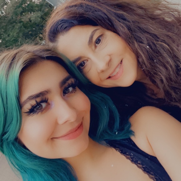 Meet your Posh Ambassador, Susan 💜 - Picture 5 of 5